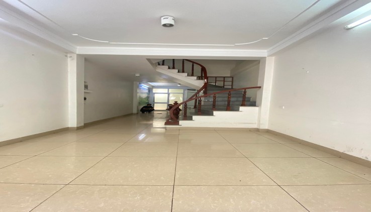 Bán Nhà Long Biên, vị trí đẹp, oto vào nhà, gần trường cao đẳng, đầu tư tốt. Nhà 4 tầng, 35m2, Giá :3.2 tỷ