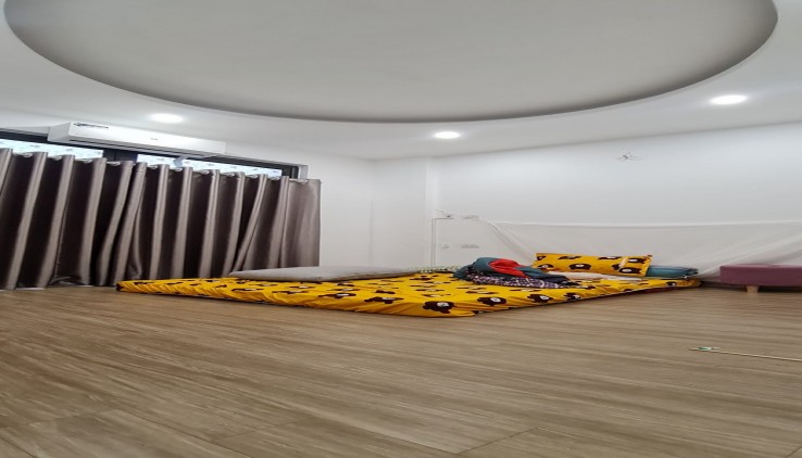 Bán gấp căn nhà 32m2, 3 tầng, 3 thoáng, ngõ thông cạnh hồ Bồ Đề,Long Biên. LH: 0983311014