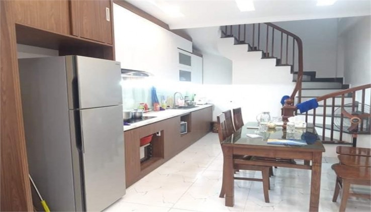 Cần bán gấp nhà 6 tầng dân xây, diện tích 40m2, Ngọc Lâm, Long Biên. Liên hệ ngay 0983311014.