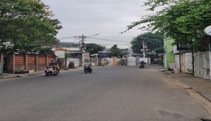 Nhà mặt tiền Nguyễn Huy Tưởng, diện tích lớn, giá 2 tỷ X