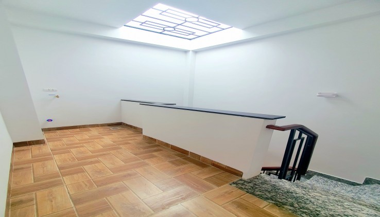Bán nhà ngọc thuỵ long biên, nhà mới, ngõ rộng, oto đỗ cửa, 50m2, 5 tầng , giá 4.8 tỷ.