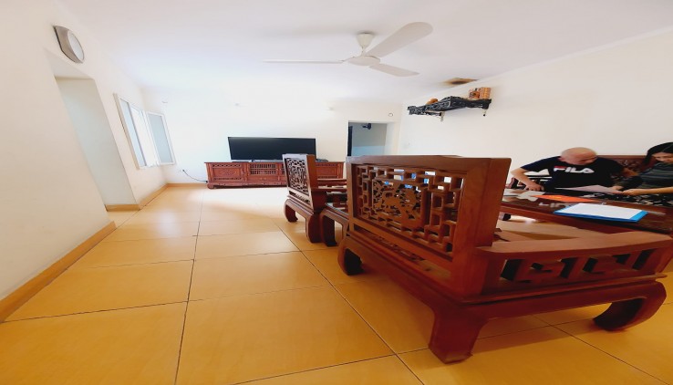 Bán căn tập thể 3 ngủ, 75m2, sát ĐH Công Đoàn, lô góc, 2,1tỷ