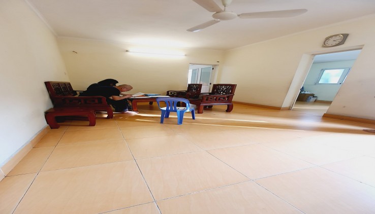 Bán căn tập thể 3 ngủ, 75m2, sát ĐH Công Đoàn, lô góc, 2,1tỷ