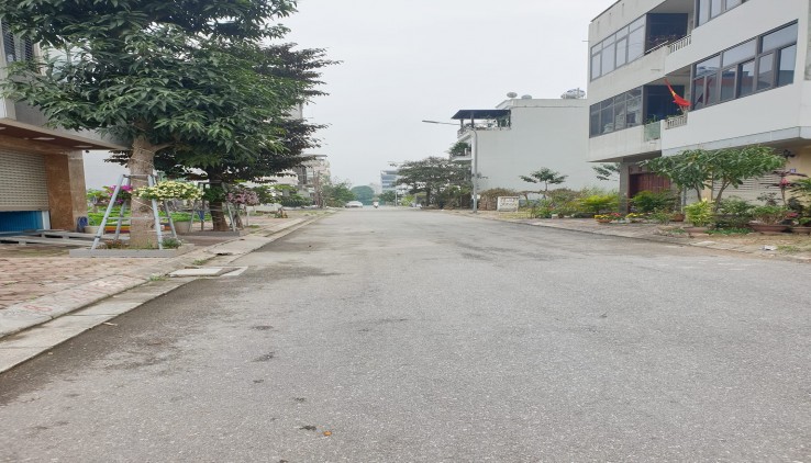 Cần bán gấp 40m2 đất ngọc thuỵ ,mặt tiền 4.2m. giá 4.1 tỷ. Đường oto tránh nhau. kinh doanh. tương lai quy hoạch cực đẹp luôn.