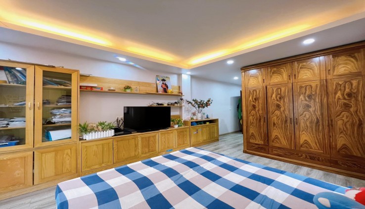 Bán nhà mặt ngõ phố Cát Linh, sát ô tô, nhà đẹp, dân xây, 75m, 5PN,  8 tỷ 2