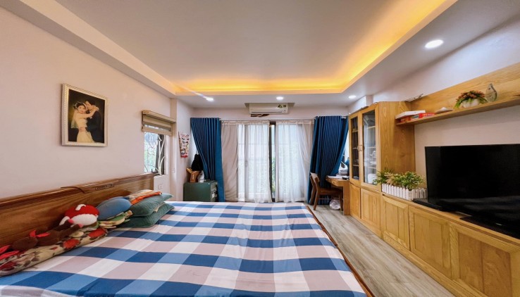 Bán nhà mặt ngõ phố Cát Linh, sát ô tô, nhà đẹp, dân xây, 75m, 5PN,  8 tỷ 2