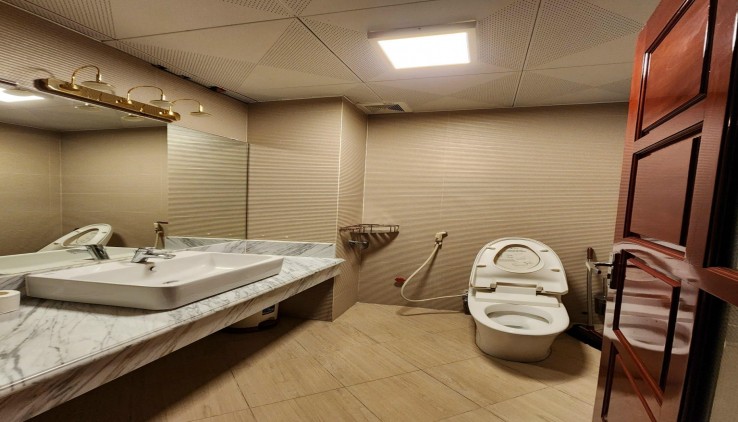 Bán căn góc mặt phố Nguyễn Văn Lộc, DTSD 55m2 x 5 tầng, MT 5m.