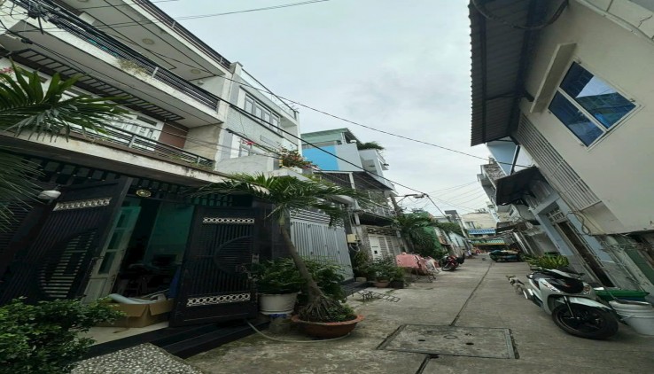 Bán nhà : hoà bình quận 11.