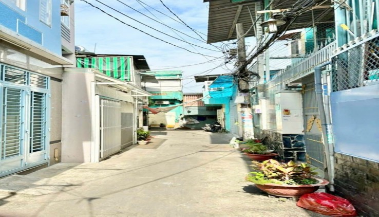 Bán nhà : hoà bình quận 11.
