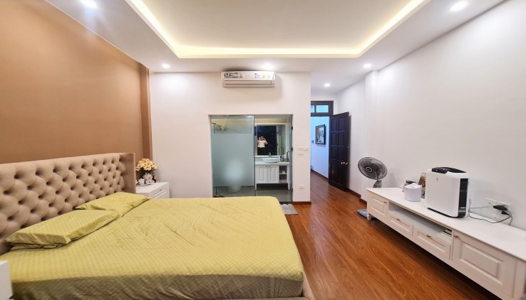 Bán nhà phố Đê La Thành, 30m mặt phố, nhà đẹp, 58m, 4PN, 4.63 tỷ