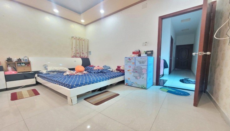 Bán Nhà Mới, Ngay Chợ Linh Xuân, Thủ Đức,  Nhỉnh 4 tỷ, HXH, 4 Tầng Xách Vali Ở Ngay, Sổ hông riêng