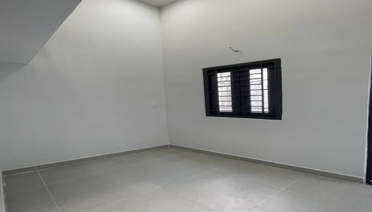 Nhỉnh 1 tỷ có nhà 2 tầng 2 WC sát Bàu Cát