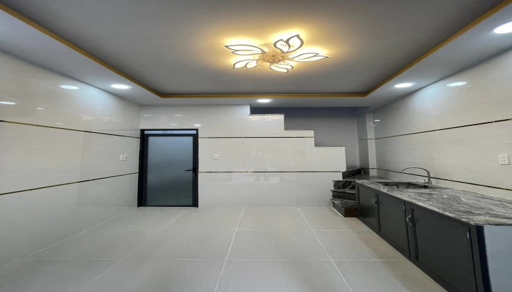 Nhỉnh 1 tỷ có nhà 2 tầng 2 WC sát Bàu Cát