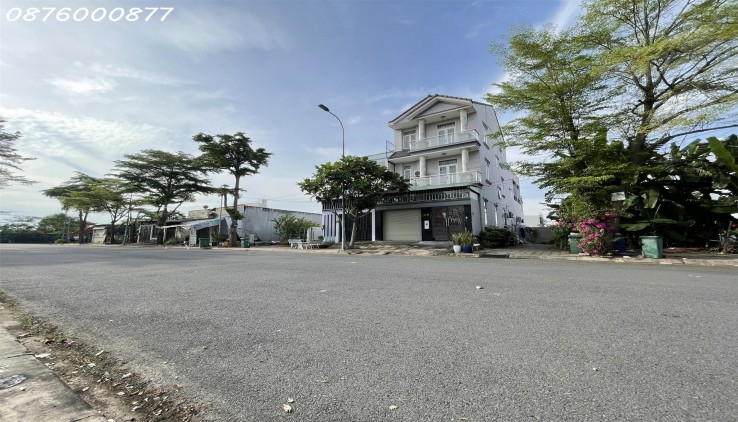 Bán biệt thự hẻm 1078 Lê Văn Lương Nhà Bè. Căn góc 2MT, đường 20m, kế công viên đang cho thuê 20 triệu