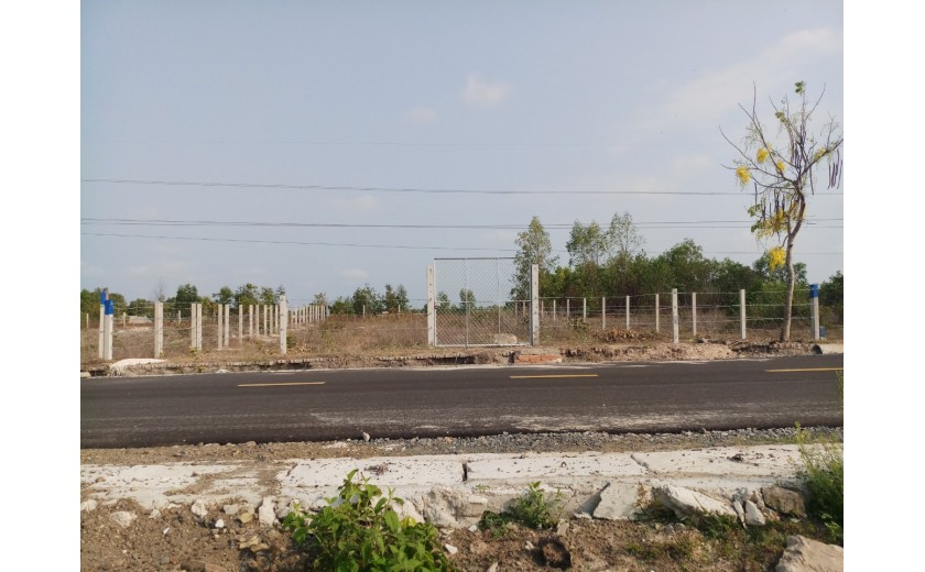 Đất nghỉ dưỡng, mặt tiền đường nhựa hiện hữu, đồi cát nhìn ra biển, kế bên Lagoona
