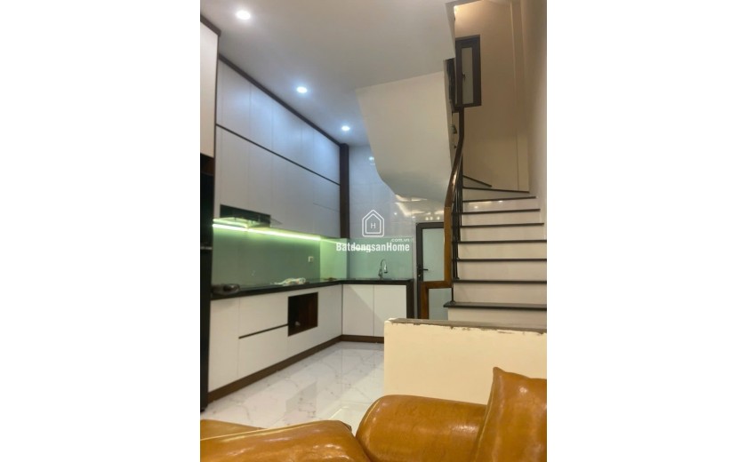 Nhà đẹp Lạc Long Quân, Tây Hồ, ngõ nông lô góc 35 m2, giá chỉ 7,4 tỷ