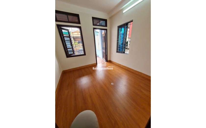 Nhà đẹp Lạc Long Quân, Tây Hồ, ngõ nông lô góc 35 m2, giá chỉ 7,4 tỷ