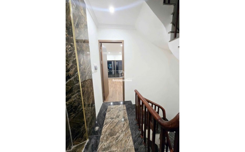 Nhà đẹp 6 tầng thang máy vị trí trung tâm Kẻ Tạnh Giang Biên ngõ thông oto vào 38m 7 tỷ 9