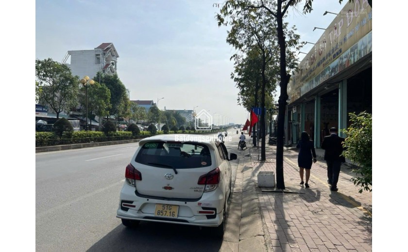 Chủ cần bán đất mặt tiền đường Hà Huy Giáp - Phường Thạnh Lộc tổng diện tích 3.400m2 giá 224 tỷ.