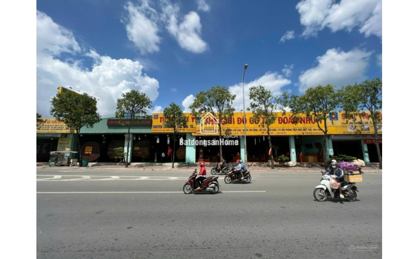 Chủ cần bán đất mặt tiền đường Hà Huy Giáp - Phường Thạnh Lộc tổng diện tích 3.400m2 giá 224 tỷ.