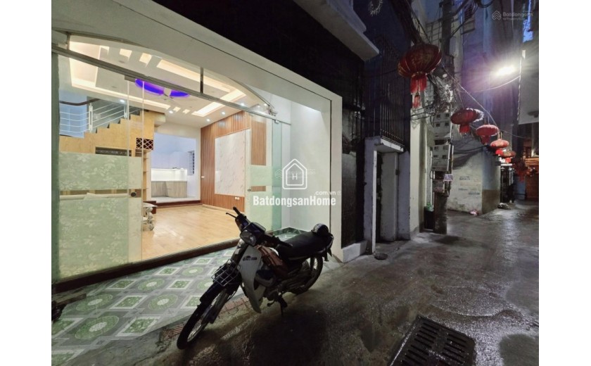 Bán gấp. 50m2 ,4 tầng - Trần Cung. đầy đủ nội thất sang trọng , trước nhà ngõ rộng. nhỉnh 9 tỷ