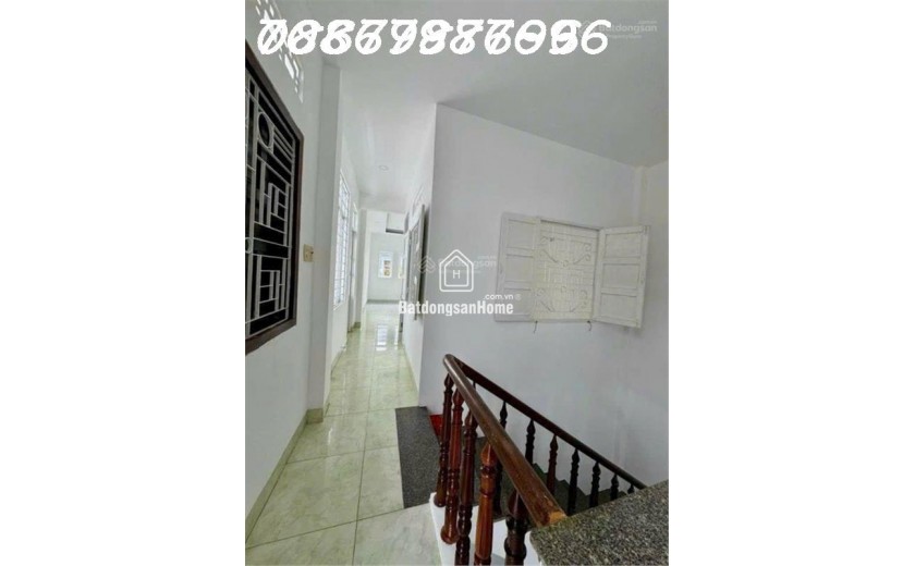 Chính chủ bán căn nhà góc 2 mặt tiền tại vị trí đắc địa ngay gần chợ Đồng Nai, Phường Phước Hải, TP Nha Trang. Nhà có thiết kế hiện đại, phù hợp để ở lâu dài hoặc làm kinh doanh, với các đặc điểm nổi bật: