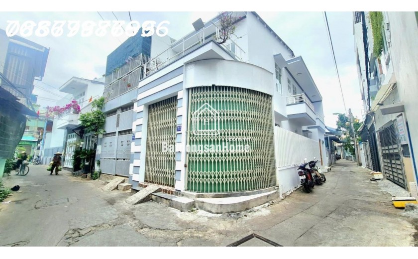 Chính chủ bán căn nhà góc 2 mặt tiền tại vị trí đắc địa ngay gần chợ Đồng Nai, Phường Phước Hải, TP Nha Trang. Nhà có thiết kế hiện đại, phù hợp để ở lâu dài hoặc làm kinh doanh, với các đặc điểm nổi bật: