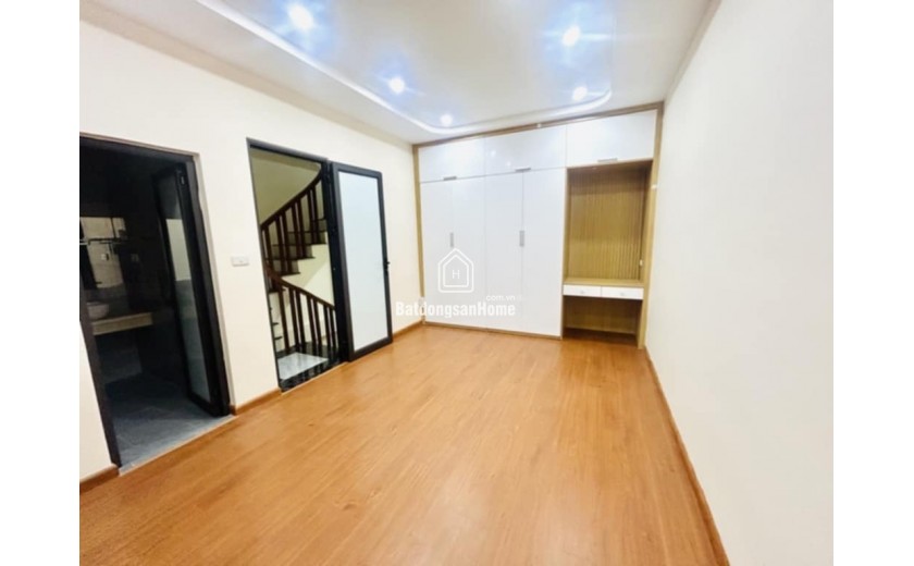 Ô TÔ ĐỖ CỬA – NGÕ THÔNG 2 ĐẦU – GẦN PHỐ CHỈ VÀI BƯỚC
CHÍNH LÀ NHÀ PHỐ NAM DƯ 30M2, 5 TẦNG, CHỈ 5.7 TỶ