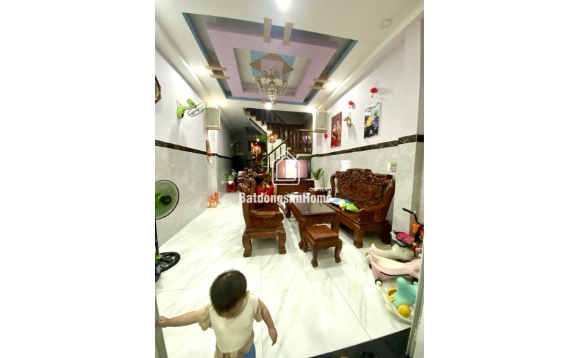 MẶT TIỀN ĐƯỜNG NHỰA PHẠM THỊ GIÂY - GIÁP QUẬN 12 - VỊ TRÍ ĐẮC ĐỊA - SÁT BÊN CHỢ GÀ - VỪA Ở VỪA KINH DOANH - XE HƠI NGỦ TRỌNG NHÀ
4 tầng 4m x 18m Gía 4.65 tỷ