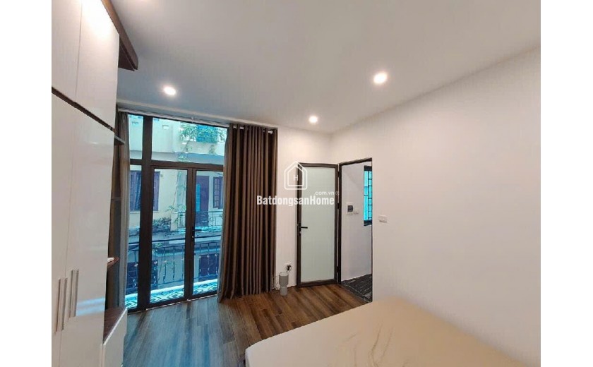Biệt thự Ngã Tư Sở 32 mét, 4 tầng, 3 phòng ngủ, nhà mới cứng, sổ đỏ chính chủ. Ngõ nông rộng rãi, sát phố