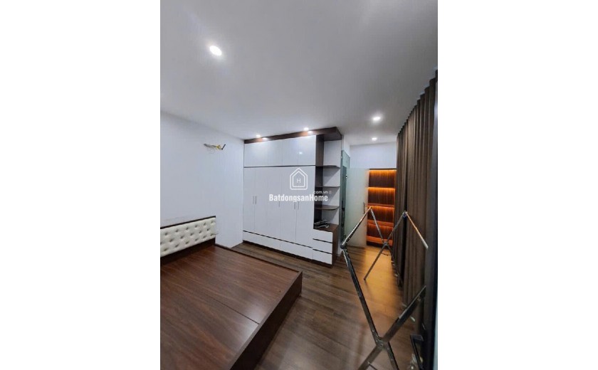 Nhỉnh 3 tỏi  ,   Nhà 3 tầng mặt phố Tam Khương Đống Đa diện tích 26 mét cách ô tô tránh 3 mét, ngõ 2 mét, 3 phòng ngủ khép kín