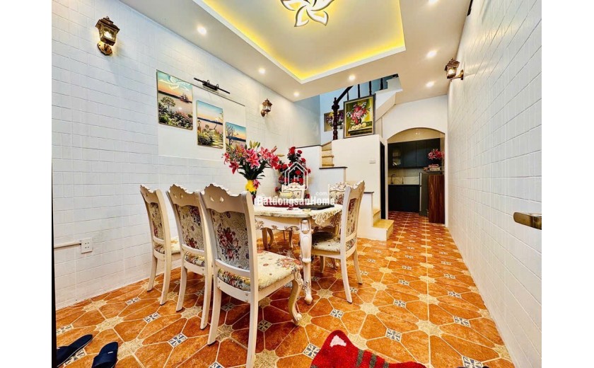 Biệt thự Ngã Tư Sở 32 mét, 4 tầng, 3 phòng ngủ, nhà mới cứng, sổ đỏ chính chủ. Ngõ nông rộng rãi, sát phố