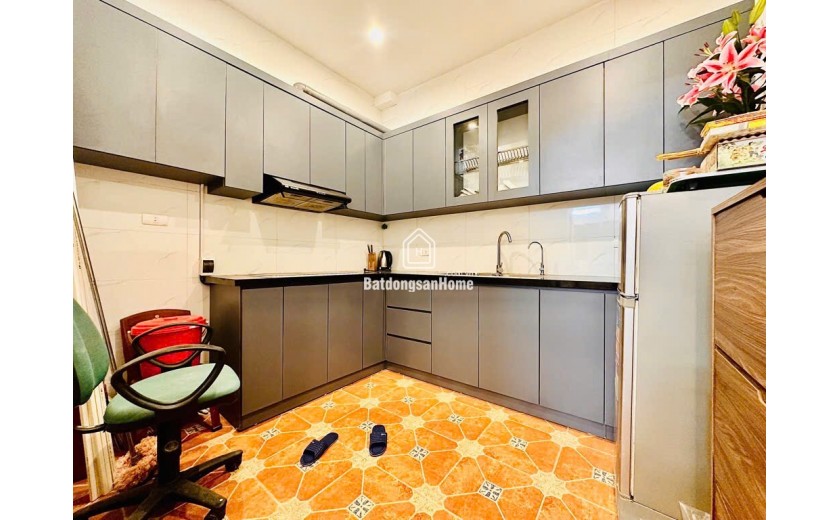 Biệt thự Ngã Tư Sở 32 mét, 4 tầng, 3 phòng ngủ, nhà mới cứng, sổ đỏ chính chủ. Ngõ nông rộng rãi, sát phố