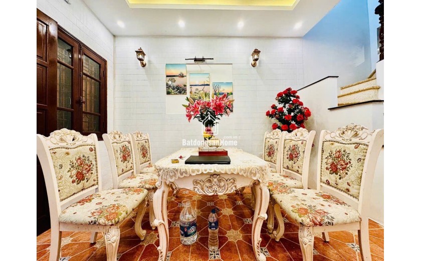 Biệt thự Ngã Tư Sở 32 mét, 4 tầng, 3 phòng ngủ, nhà mới cứng, sổ đỏ chính chủ. Ngõ nông rộng rãi, sát phố