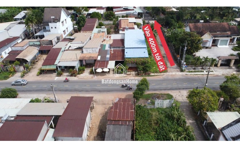 CẦN BÁN GẤP LÔ ĐẤT NGAY SAU LƯNG ỦY BAN CHỈ CẦN 300 TRIỆU CÔNG CHỨNG NGAY