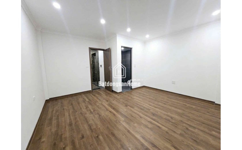 Nhà đẹp 6 tầng thang máy vị trí trung tâm Kẻ Tạnh Giang Biên ngõ thông oto vào 38m 7 tỷ 9