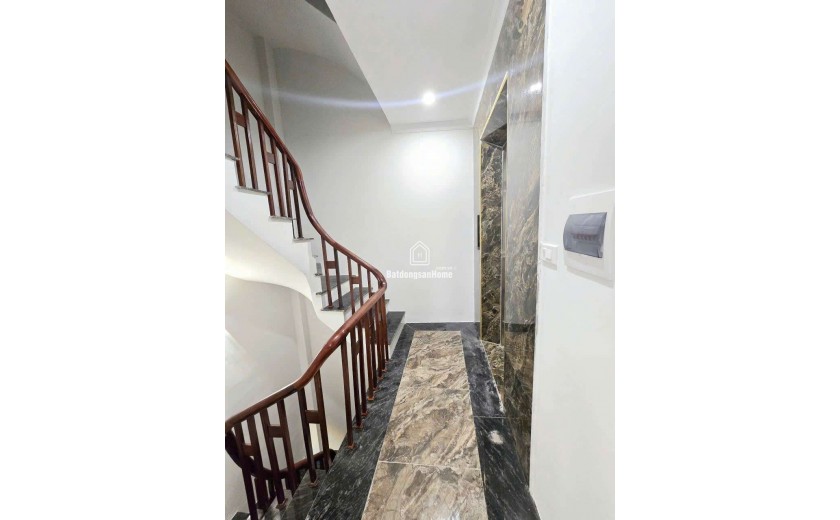 Nhà đẹp 6 tầng thang máy vị trí trung tâm Kẻ Tạnh Giang Biên ngõ thông oto vào 38m 7 tỷ 9