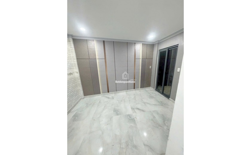 SÁT MẶT TIỀN Q4 0.5 GIÂY TỚI Q7 CÓ 1 PHÚT TỚI Q1,Q2

NHÀ MỚI 3 TẦNG

 BỀ NGANG NHÀ 6M.5