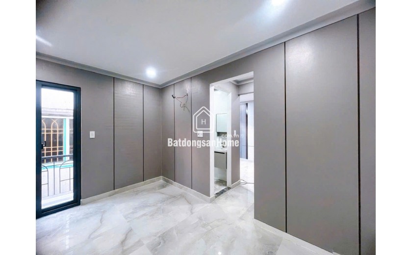 SÁT MẶT TIỀN Q4 0.5 GIÂY TỚI Q7 CÓ 1 PHÚT TỚI Q1,Q2

NHÀ MỚI 3 TẦNG

 BỀ NGANG NHÀ 6M.5