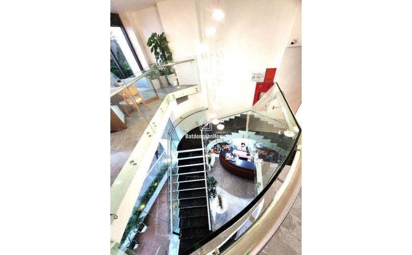 Siêu phẩm Lâm Hạ, 3 thoáng, 260m x 7 tầng, mặt tiền 45m, view hồ, dòng tiền 250tr/tháng