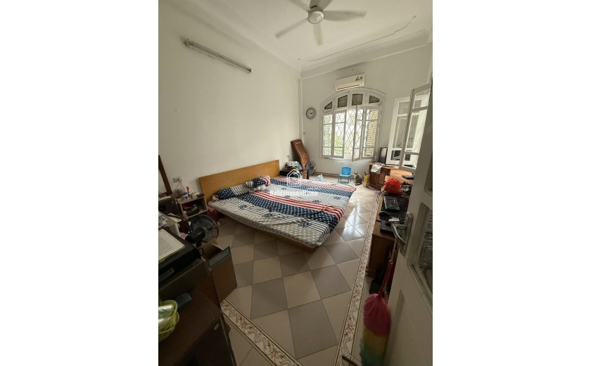 Cần bán nhà Cầu Giấy - Lô Góc - Gần phố - Vị Trí vip - Giá đầu tư chỉ chưa đến 200tr/m - - Dt 106m x 3 Tầng x Mt 5.6m - Giá 19.5 tỷ