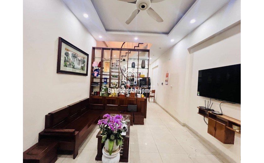 CỰC HIẾM- Ngõ đẹp thẳng tắp cách phố 30m- Nguyễn Khang 40m/4Tầng/MT 4m 10.1 Tỷ