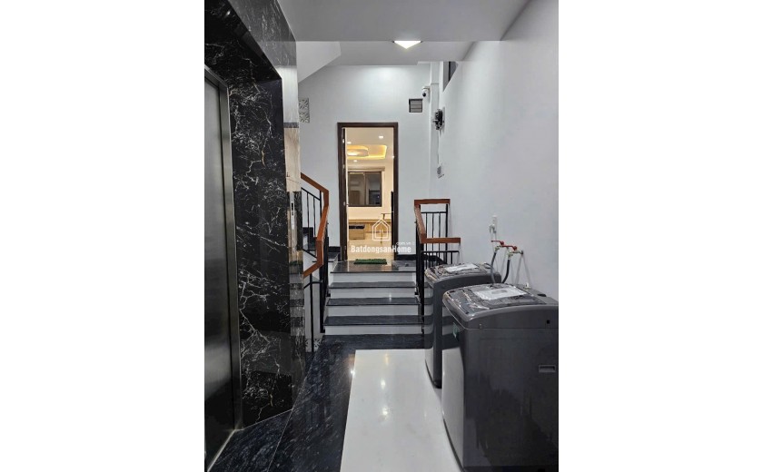 Nhỉnh 30 tỷ có CHDV 7 lầu T.máy hẻm 8m QL 13 150m2 ngang 5.5m 17PN thu nhập 120tr.