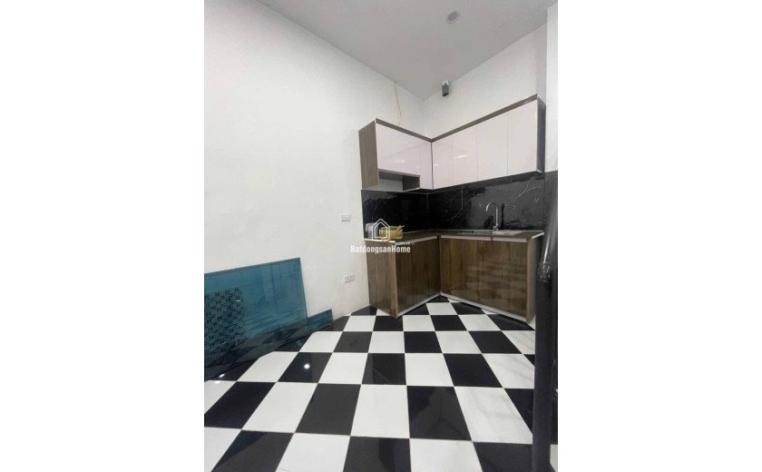Bán nhà C4 Lạc Long Quân 35m2, 2T, mt4m, 2.45 tỷ, Tây Hồ, gần ô tô.