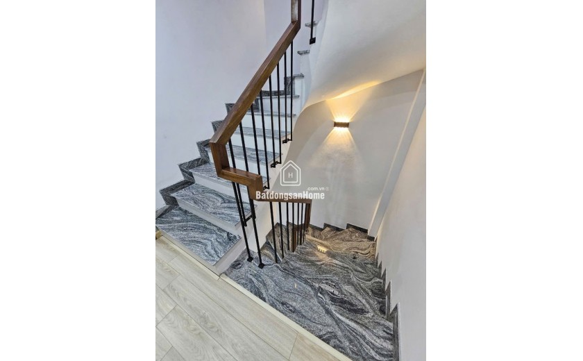BÁN NHÀ RIÊNG PHỐ TRẠM- LONG BIÊN, 32M2,5 TẦNG, MT4M,5.5 TỶ, NGÕ RỘNG- THOÁNG  3 GÁC QUA NHÀ.