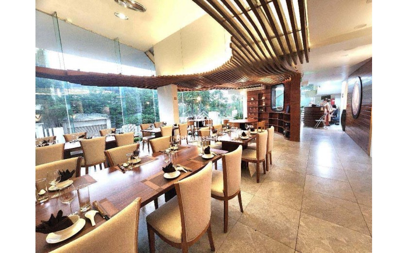 Siêu phẩm Lâm Hạ, 3 thoáng, 260m x 7 tầng, mặt tiền 45m, view hồ, dòng tiền 250tr/tháng