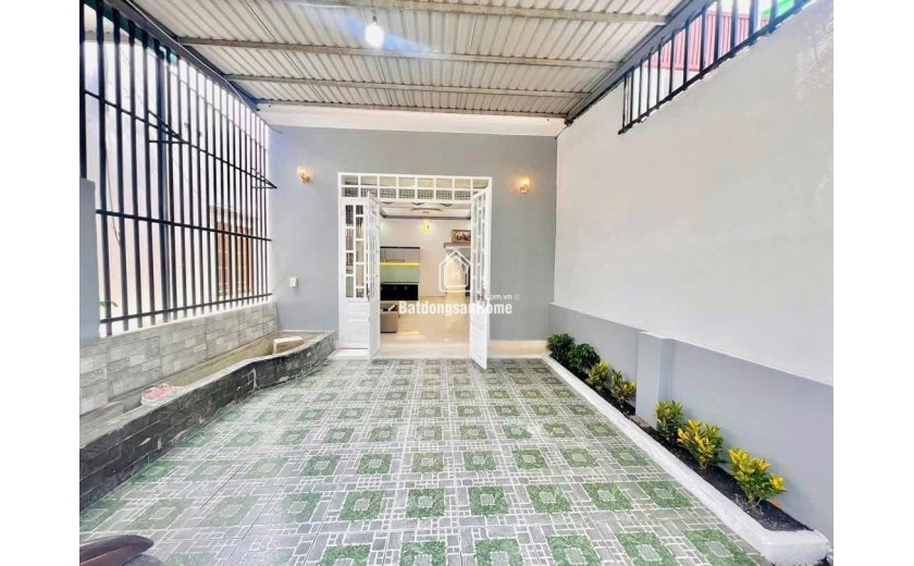 Bán nhà sát chợ Thanh Hoá, Trảng Dài, nhà đẹp, sân oto chỉ 1ty990