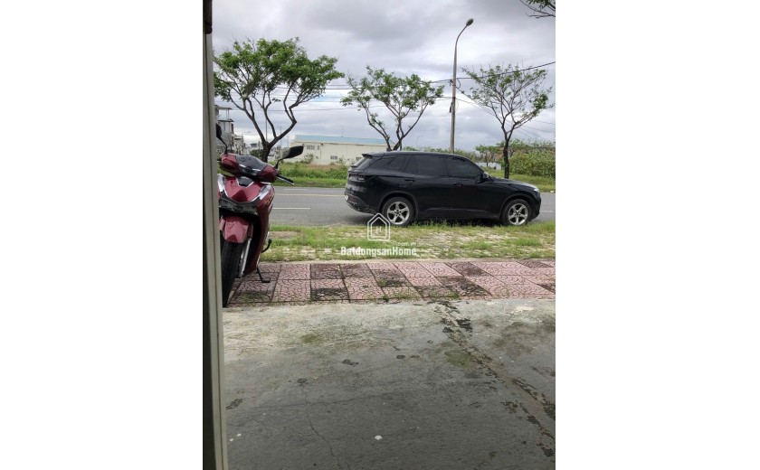 Chính chủ cần bán nhanh lô đất biển Tân Trà, ngay cạnh bãi tắm biển, trung tâm thương mại, giá tốt đầu tư.