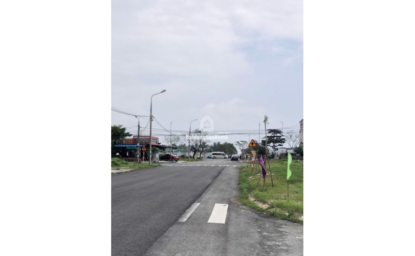 Chính chủ cần bán nhanh lô đất biển Tân Trà, ngay cạnh bãi tắm biển, trung tâm thương mại, giá tốt đầu tư.