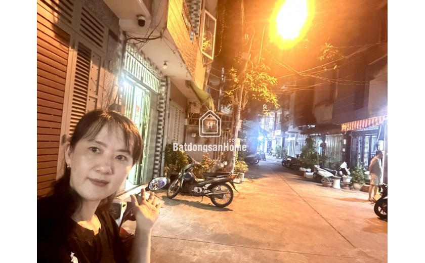 BÁN NHÀ ĐƯỜNG SỐ P4.Q4- HẺM LỚN XE TẢI QUAY ĐẦU THOẢI MÁI - KHU VỰC KINH DOANH ĐƯỢC NHIỀU MẶT HÀNG.